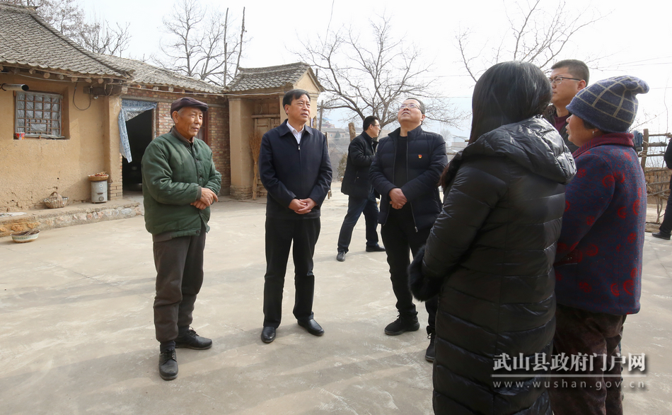 馬勤學在咀頭鄉(xiāng)督查脫貧攻堅等工作