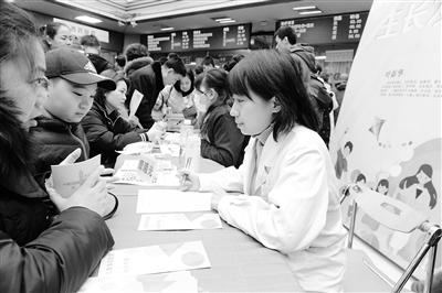 蘭州大學(xué)第一醫(yī)院舉行“新年！新高度！”兒童保健義診活動