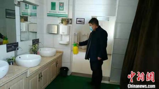  圖為2月初，工作人員對敦煌市旅游景區(qū)衛(wèi)生間進(jìn)行防疫消毒?！《鼗褪形麄鞑抗﹫D 攝