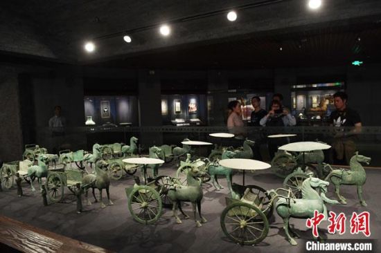 圖為甘肅省博物館展陳的東漢銅奔馬車(chē)陣。(資料圖) 楊艷敏 攝