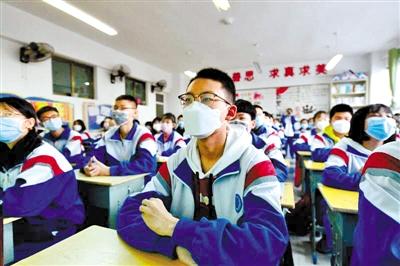 甘肅省初三和高一、高二年級(jí)學(xué)生昨日開學(xué) 青春校園又聞瑯瑯讀書聲