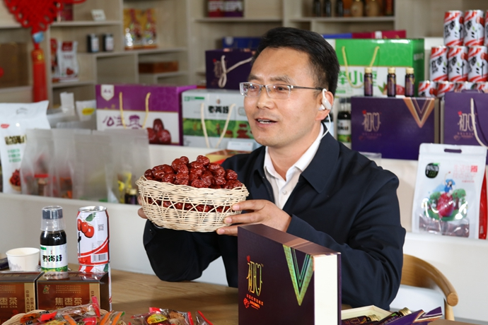 “縣長直播天團”唱響“甘貨春之聲”，售出近30種甘貨1萬余件 開進直播間的網(wǎng)絡扶貧博覽會，受百萬網(wǎng)友點贊 