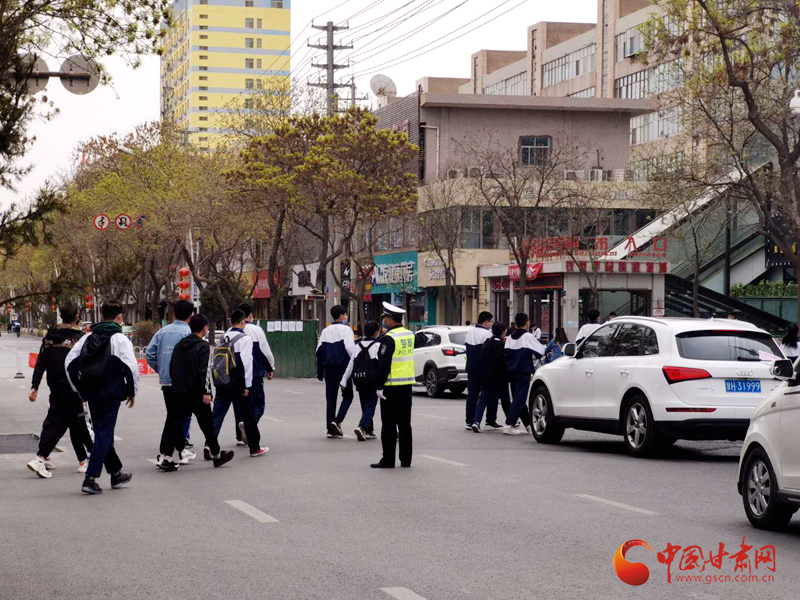 保駕護(hù)航！涼州公安交警“護(hù)學(xué)崗” 撐起“平安傘”