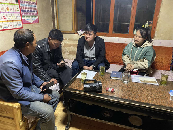 圖為木耳鎮(zhèn)紀(jì)檢干事盧建民（左三）連夜在多壩村多壩組奚連德家中了解受災(zāi)情況，排查安全隱患，并宣傳發(fā)生次生災(zāi)害的相關(guān)知識。_副本.jpg