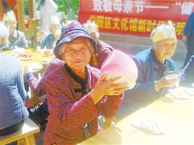 母親節(jié)，白銀“花村”擺了一場“敬老宴”