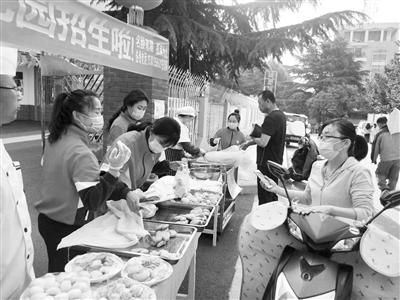 “劉大廚喊你來吃飯” 天水一幼兒園臨時“轉(zhuǎn)行”賣早點