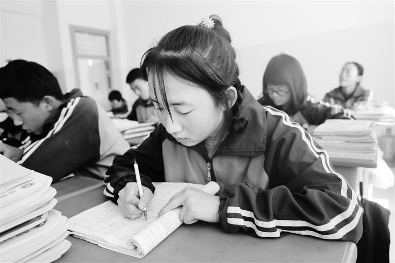 慶陽環(huán)縣這名小姑娘，柔弱肩膀撐起一個大家庭