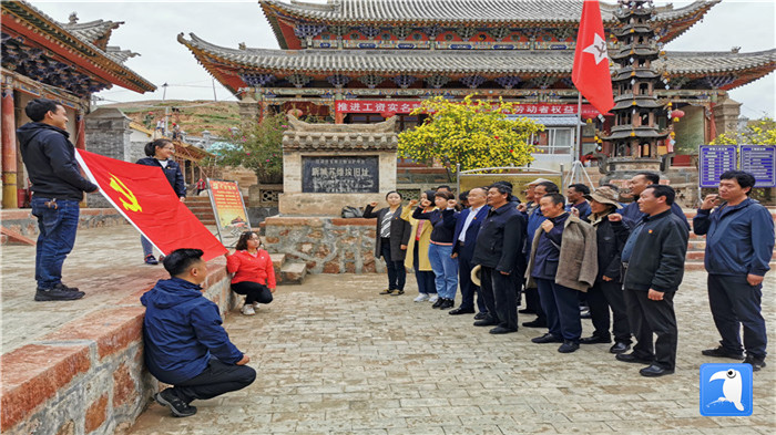 “七一”前夕，甘南州紀委監(jiān)委機關第二黨支部組織支部黨員和幫扶村黨員赴臨潭縣新城鎮(zhèn)蘇維埃舊址紅色教育基地參觀學習活動。_副本.jpg