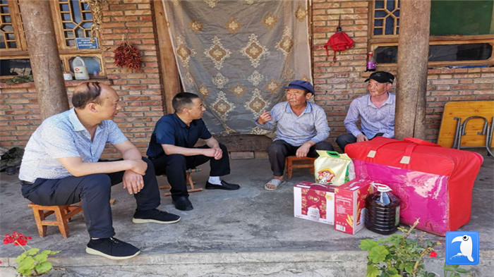 在建黨99周年來臨之際，隴南市禮縣紀委監(jiān)委在中壩鎮(zhèn)、三峪鄉(xiāng)開展“七一”慰問老黨員、困難黨員活動，為他們送去組織的關懷和節(jié)日的問候。_副本.jpg