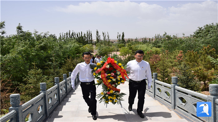 七一”前夕，白銀市紀委監(jiān)委機關黨委組織黨員來到紅軍西路軍景泰烈士陵園開展主題黨日活動。 朱鵬拍攝_副本.jpg