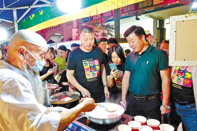 鄭州餐飲同行“打卡”金城夜市：“月光下的蘭州美食，唇齒留香”