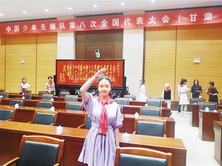代表蘭州少先隊員參加全國少代會——這個小姑娘，攢勁！