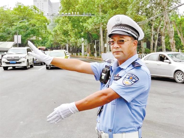 蘭州城關(guān)區(qū)交警大隊一線老交警馬驍：俯首甘為“老黃?！?>
        </a><em>蘭州城關(guān)區(qū)交警大隊一線老交警馬驍：俯首甘為“老黃牛”</em></li>
    <li><a  target=