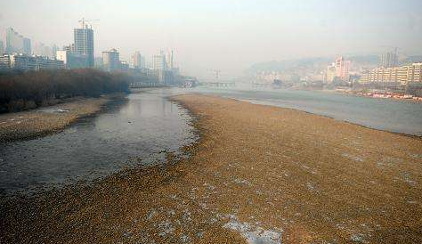 市民：黃河水位大降會不會影響供水？ 水務(wù)部門：枯水期流量偏小屬于正?，F(xiàn)象