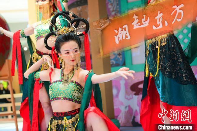 圖為今年9月5日，在重慶亮相的敦煌博物館“潮起東方”主題活動(dòng)現(xiàn)場(chǎng)。敦煌博物館供圖