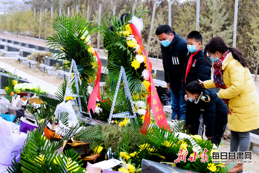 委托快遞、自發(fā)前往，社會各界在陳紅軍烈士墓前獻花致敬