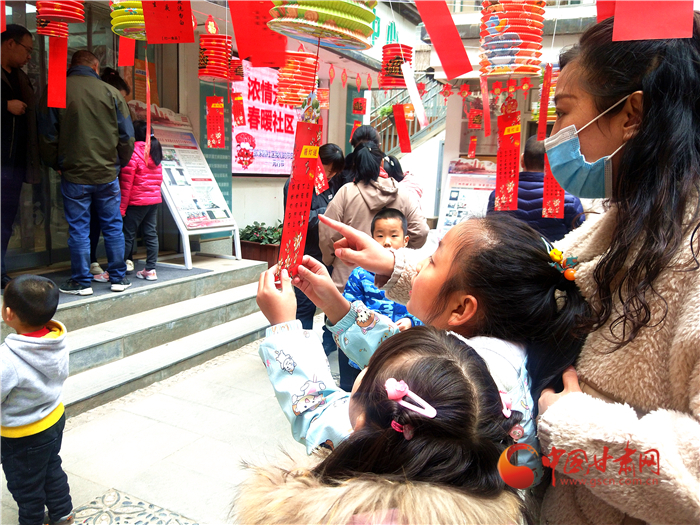 【網(wǎng)絡(luò)中國(guó)節(jié)·元宵】蘭州：社區(qū)聯(lián)歡鬧元宵 其樂(lè)融融猜燈謎