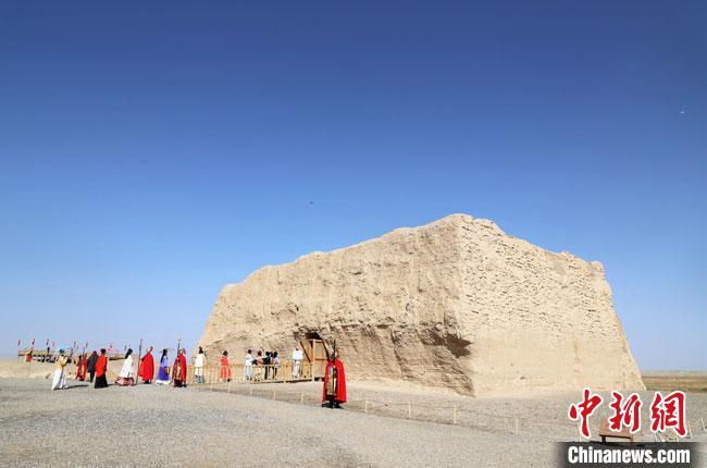 數(shù)十位身著古裝的女性通過體驗(yàn)賞漢舞、習(xí)漢禮、吟誦詩詞等中華傳統(tǒng)文化，再現(xiàn)古絲綢之路的繁華盛景?！⊥踺?攝
