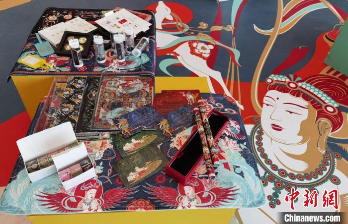 60余類敦煌主題的文創(chuàng)產品讓人愛不釋手?！《∷?攝