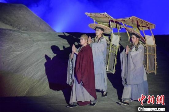 圖為演出現(xiàn)場(chǎng)，該劇獨(dú)創(chuàng)360度旋轉(zhuǎn)并前后移動(dòng)觀眾席，顛覆傳統(tǒng)劇場(chǎng)舞臺(tái)表演模式?！⊥醣筱y 攝