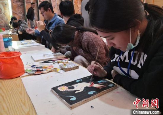 2020年10月，臺灣大學生在敦煌“莫高學堂”體驗泥胚畫手作課?！《∷?攝