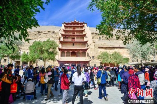 中國農(nóng)歷四月初八，敦煌民眾傳承歷史習(xí)俗，前往莫高窟燒香禮佛、祈福。(資料圖) 王斌銀 攝