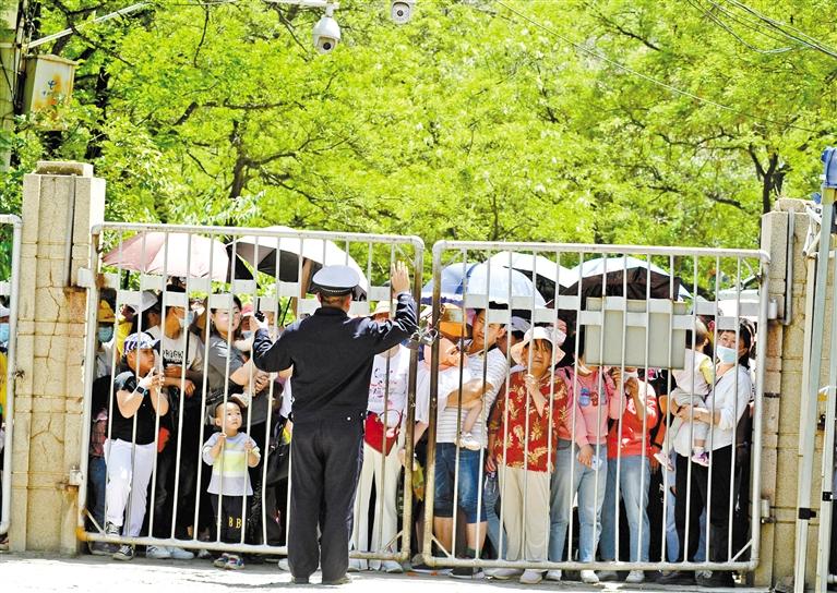 人流如潮 入園游客突破5萬(wàn) 五泉山公園、蘭州市動(dòng)物園昨日臨時(shí)閉園