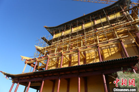 圖為5月上旬，甘肅山丹縣大佛寺內(nèi)，正在修繕中的古建筑大雄寶殿。 中新社記者 高展 攝