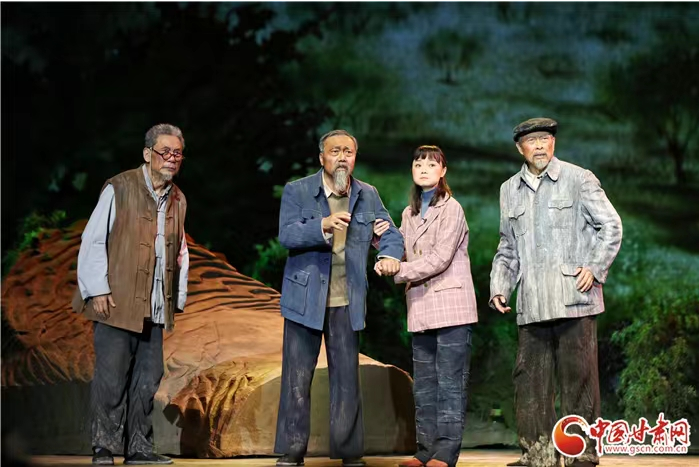 大型原創(chuàng)話劇《八步沙》在蘭州首演 展現(xiàn)“時(shí)代楷?！敝紊吃炝制D苦歲月
