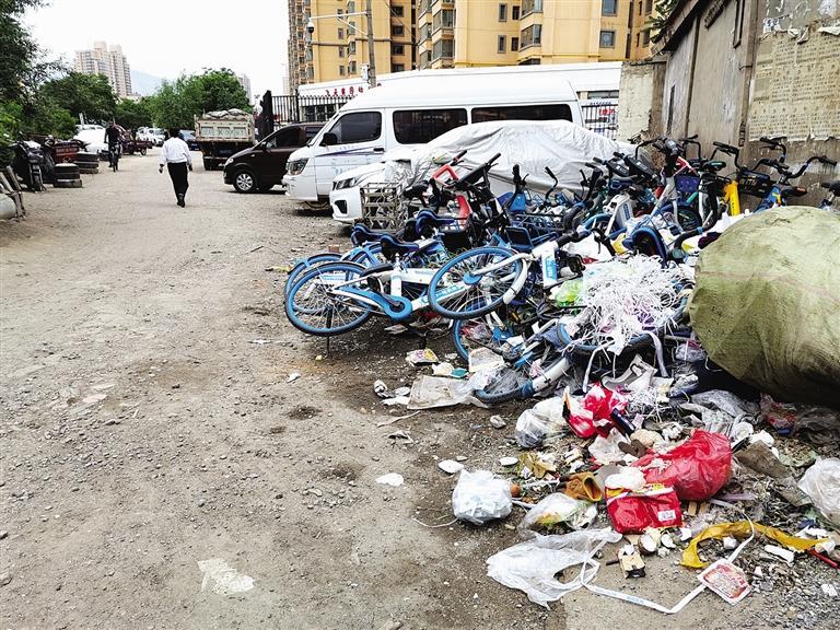百米土路臟亂差，誰來管？經(jīng)記者協(xié)調(diào)，社區(qū)組織志愿者進(jìn)行了清理