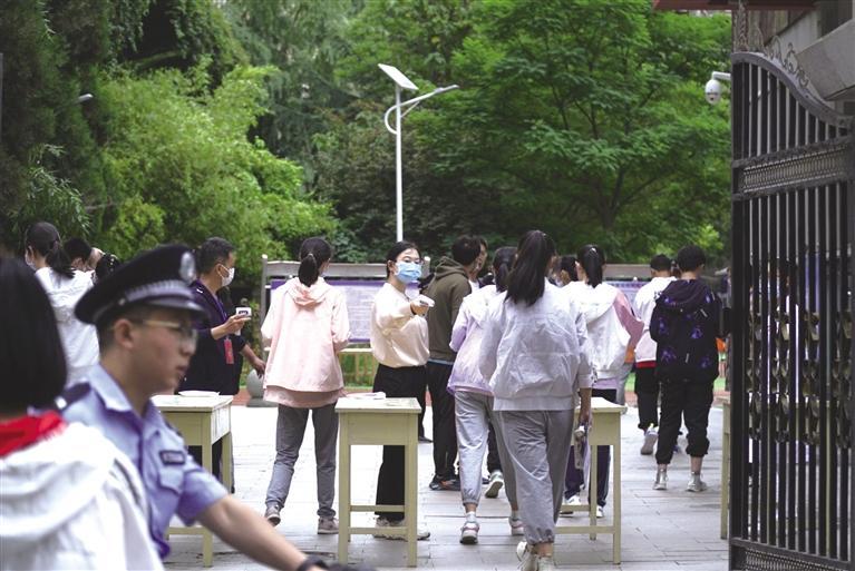 蘭州市中考首日平穩(wěn)進行 新中考8項變化更注重學(xué)生的全面發(fā)展
