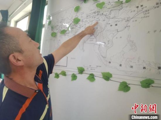 圖為甘肅省社會(huì)科學(xué)院絲綢之路研究所所長(zhǎng)侯宗輝指出《絲綢之路古文明》課題組考察線路。　閆姣 攝