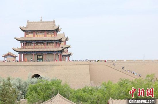 歷經(jīng)數(shù)十載保護(hù)修繕的古老關(guān)城得以延年益壽，成為了海內(nèi)外游客“絲路游”的必經(jīng)打卡地?！「哒?攝