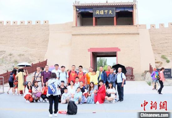 歷經(jīng)數(shù)十載保護(hù)修繕的古老關(guān)城得以延年益壽，成為了海內(nèi)外游客“絲路游”的必經(jīng)打卡地?！「哒?攝