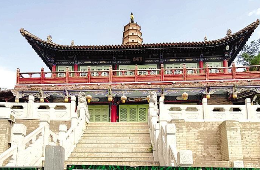 白塔寺閉門謝客，何時開放？管理處：白塔基礎出現(xiàn)病害圍擋施工，預計年底前完工