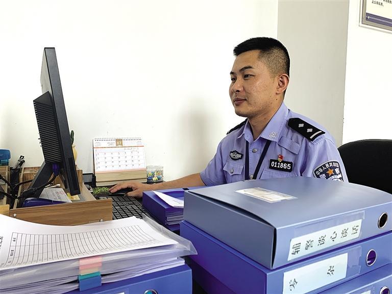 “身為黨員，就應(yīng)該第一個(gè)往前沖”