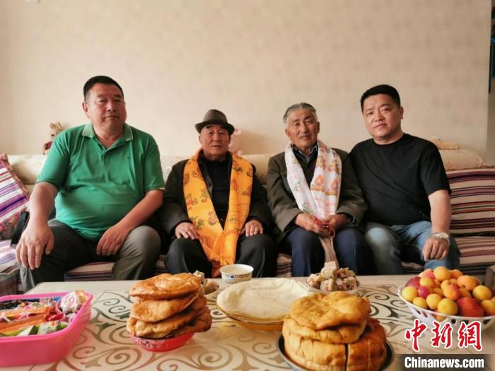 圖為張輝剛(右一)拜訪甘肅肅南縣裕固族德高望重的老人。(資料圖) 張輝剛供圖