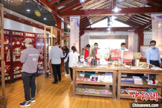 圖為甘肅“一會一節(jié)”期間，位于敦煌的天水市展館中，民眾觀賞文創(chuàng)產(chǎn)品。　甘肅省文化和旅游廳供圖