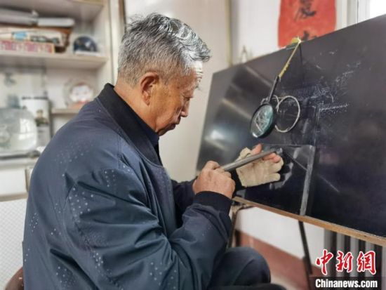圖為陶世清在創(chuàng)作中?！钅?攝