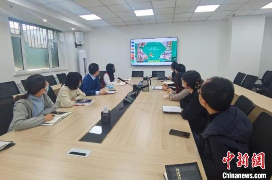 圖為甘肅教育出版社《寫給青少年的敦煌故事》叢書項(xiàng)目組，探討圖書封面設(shè)計(jì)?！￠Z姣 攝