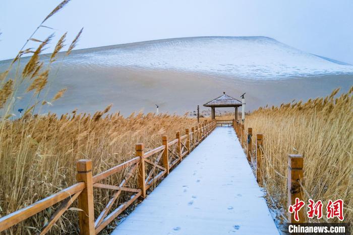 2021年11月28日，在敦煌鳴沙山月牙泉景區(qū)，沙雪交融，更顯北國風情。　王斌銀 攝