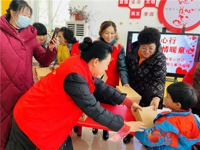 隴南禮縣：愛心物資送到幼兒園  溫暖冬天在行動(dòng)