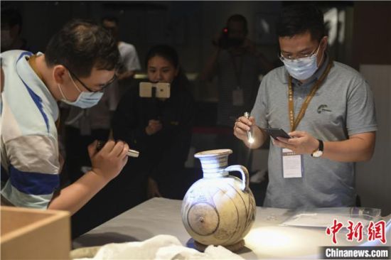 2020年6月，在長沙博物館舉行“從地中海到中國：絲路寶藏——平山郁夫絲綢之路美術(shù)館藏文物展”前，專家開箱鑒定文物。中新社記者 楊華峰 攝