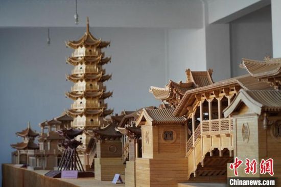 圖為古建筑模型制作技藝傳習所展廳內的微縮古建筑作品?！【琶赖┰?　攝