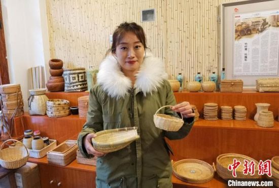 40多種精小玲瓏、純手工制作的新型盛食容器、居家工藝品等，每一件都令人愛不釋手。　馮志軍 攝