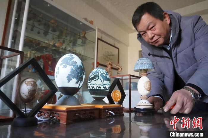 圖為吳義澤展示的最新創(chuàng)作的蛋雕作品?！【琶赖ぴ?攝