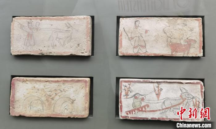 圖為嘉峪關(guān)長(zhǎng)城博物館館藏文物魏晉墓彩繪畫像磚中豐富多彩的古代農(nóng)牧業(yè)生產(chǎn)活動(dòng)。(資料圖) 丁思 攝