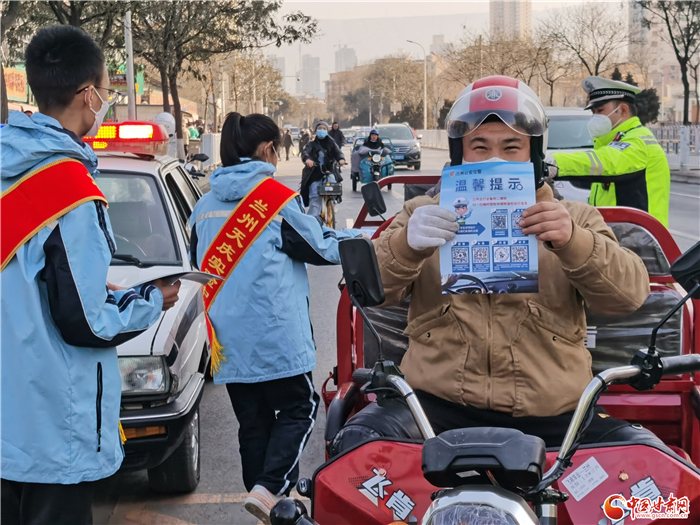 【2022年春運(yùn)】春運(yùn)首日 蘭州交警開(kāi)展形式多樣宣傳活動(dòng)
