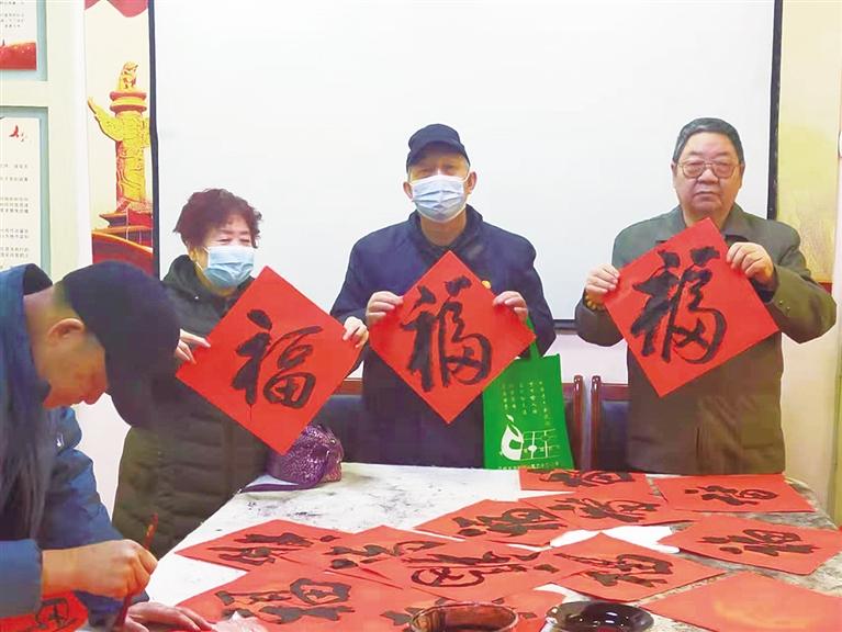 蘭州：“幸福敲門 新春送?！被顒忧榕f家