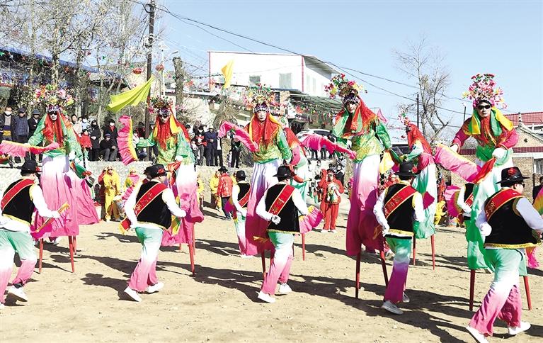 臨夏州和政縣城關鎮(zhèn)三谷村的農(nóng)民自發(fā)組織社火